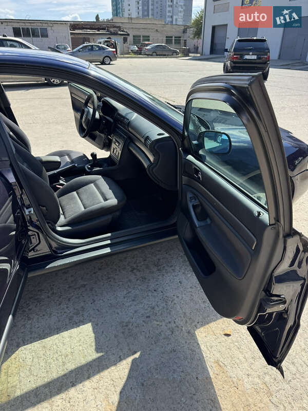Седан Audi A4 1998 в Вараше