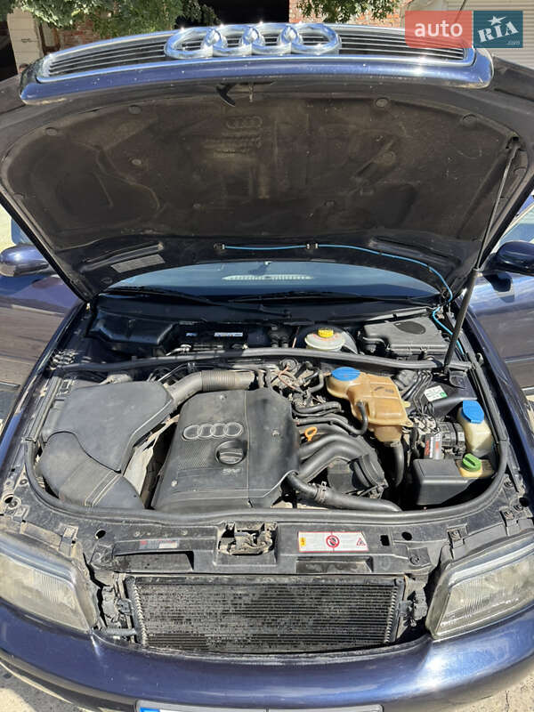 Седан Audi A4 1998 в Вараше