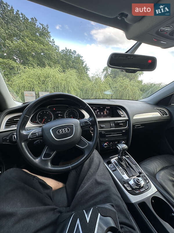 Седан Audi A4 2012 в Ивано-Франковске