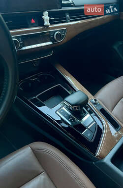 Седан Audi A4 2020 в 