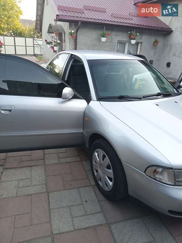 Седан Audi A4 1997 в Львове