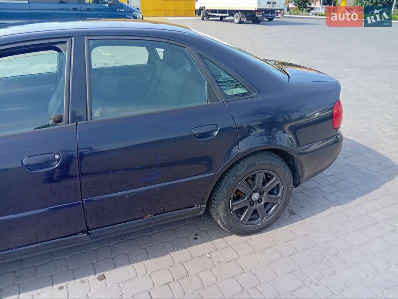 Седан Audi A4 1999 в Сарнах