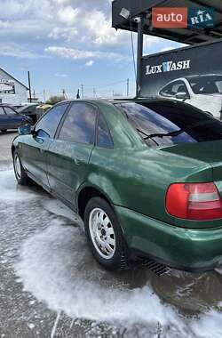 Седан Audi A4 1998 в 