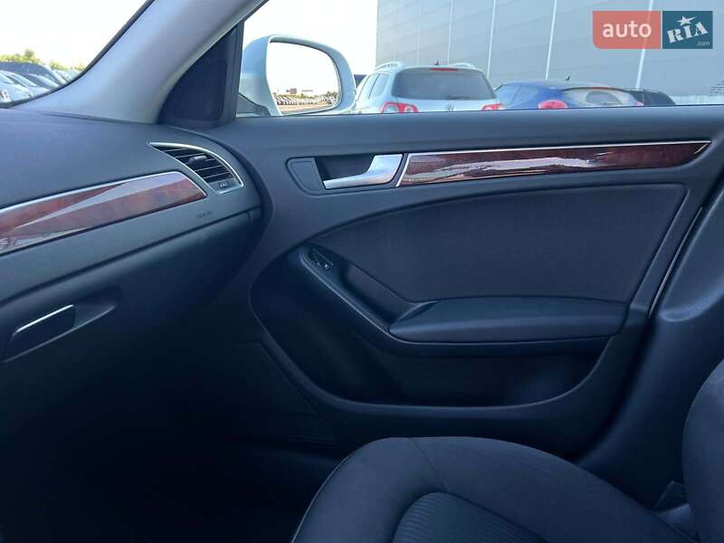 Седан Audi A4 2010 в Львове