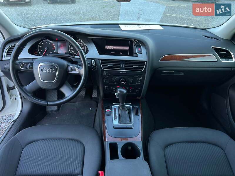 Седан Audi A4 2010 в Львове