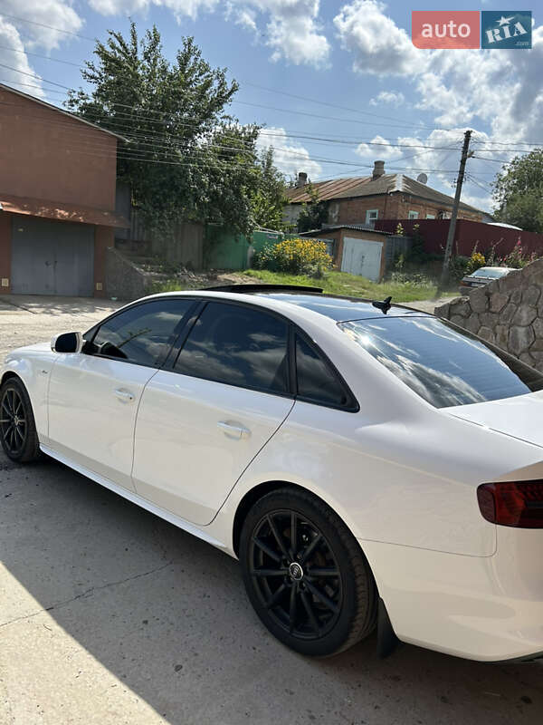 Седан Audi A4 2015 в Ромнах