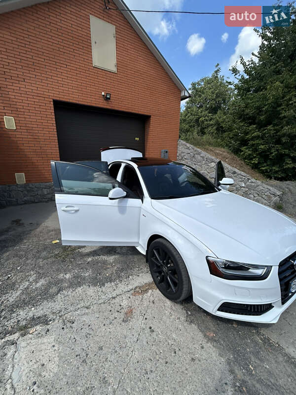 Седан Audi A4 2015 в Ромнах