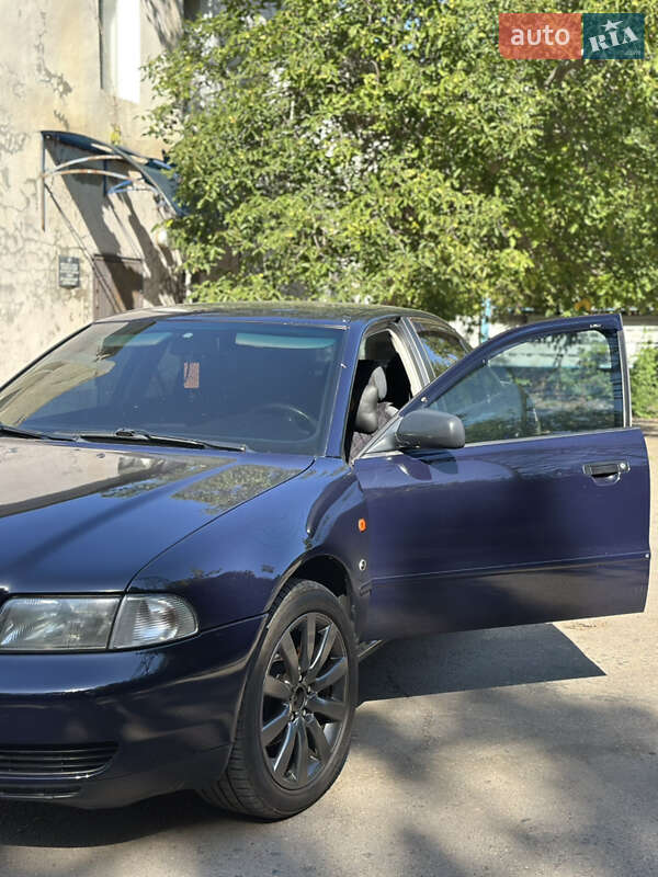 Седан Audi A4 1995 в Раздельной