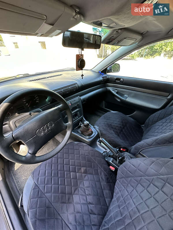 Седан Audi A4 1995 в Раздельной