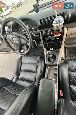 Седан Audi A4 2000 в 