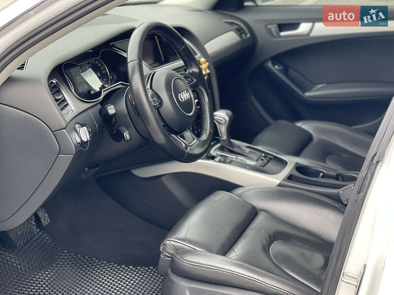 Седан Audi A4 2012 в Чернівцях