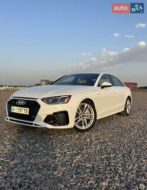 Седан Audi A4 2022 в 