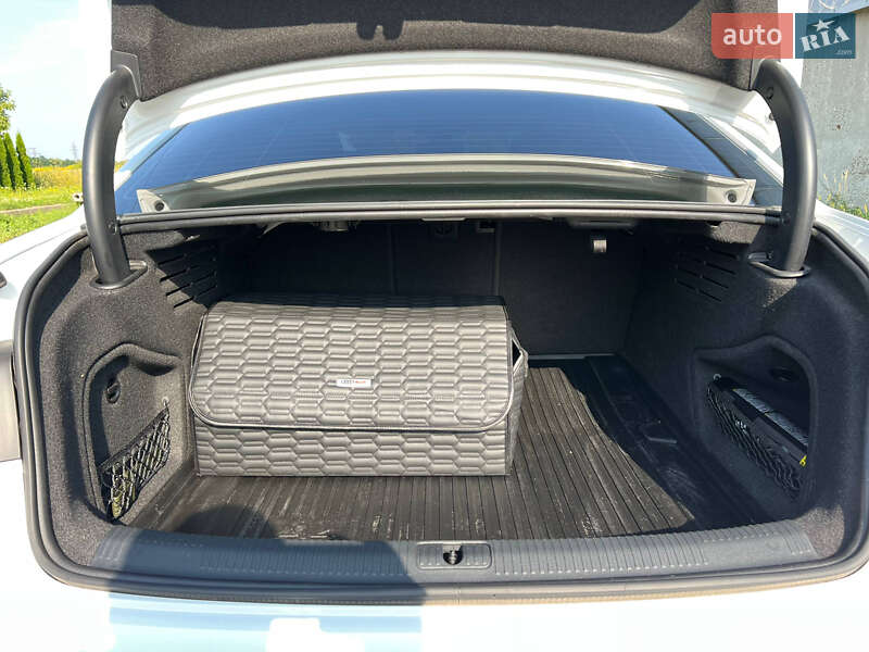Седан Audi A4 2018 в Стрые