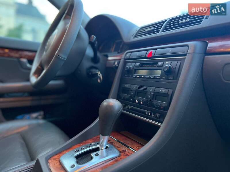 Седан Audi A4 2002 в Жовкве