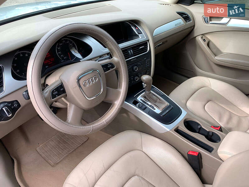 Седан Audi A4 2012 в Виннице