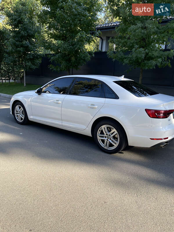 Седан Audi A4 2015 в Ірпені