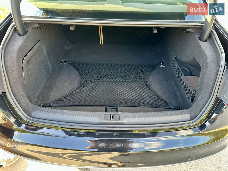 Седан Audi A4 2013 в Львове