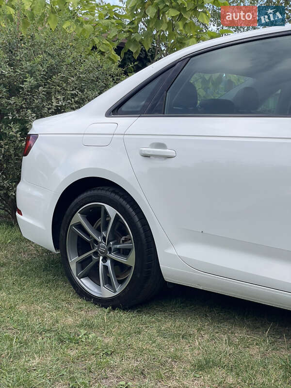 Седан Audi A4 2019 в Киеве