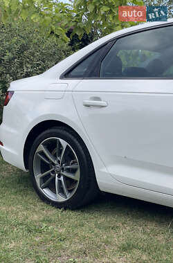 Седан Audi A4 2019 в 