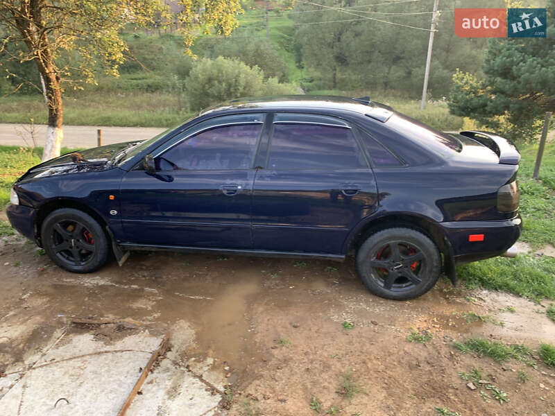 Седан Audi A4 1996 в Стрілках