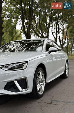 Седан Audi A4 2020 в 