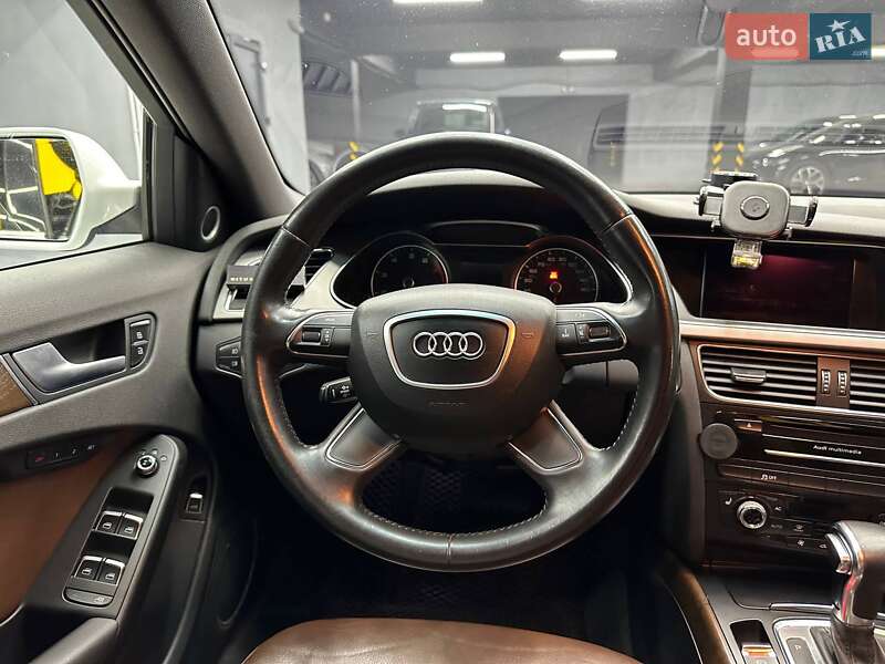 Седан Audi A4 2012 в Чернівцях