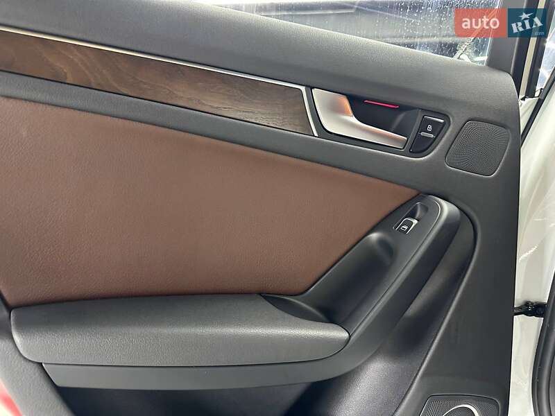 Седан Audi A4 2012 в Чернівцях