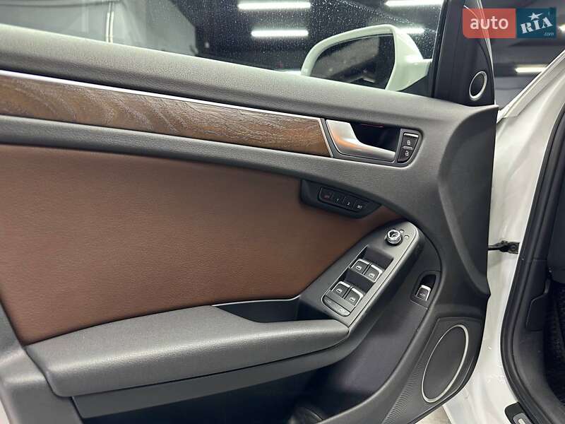 Седан Audi A4 2012 в Чернівцях