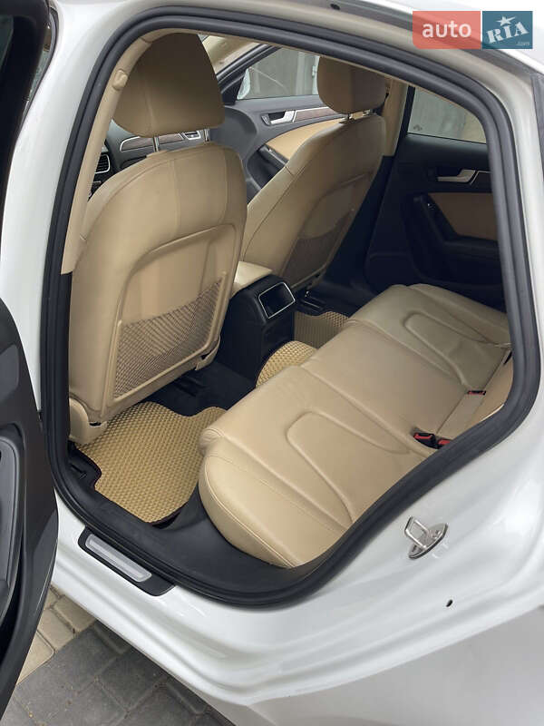 Седан Audi A4 2012 в Ананьеве