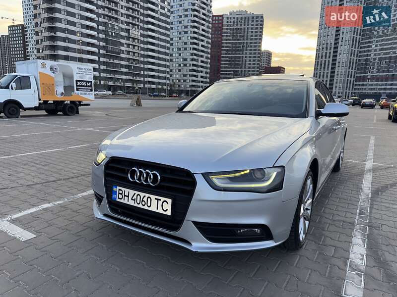 Седан Audi A4 2012 в Киеве