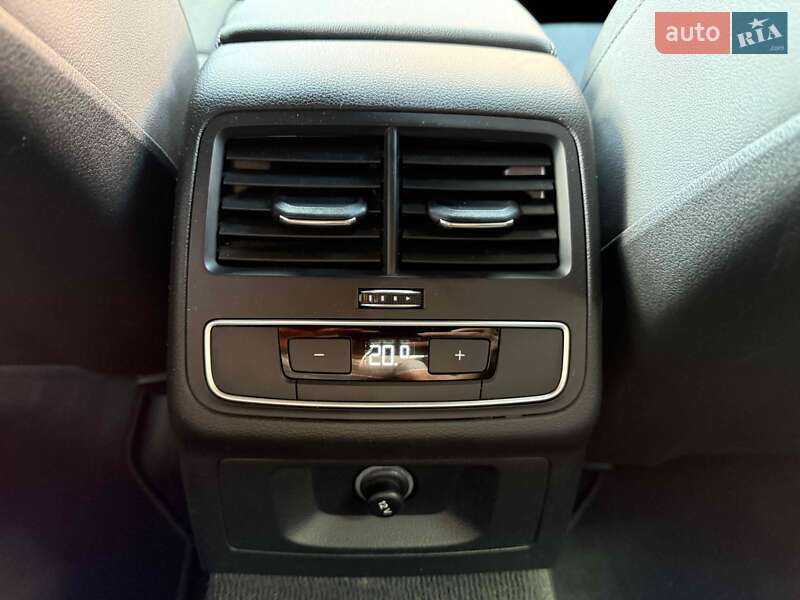Седан Audi A4 2023 в Львове