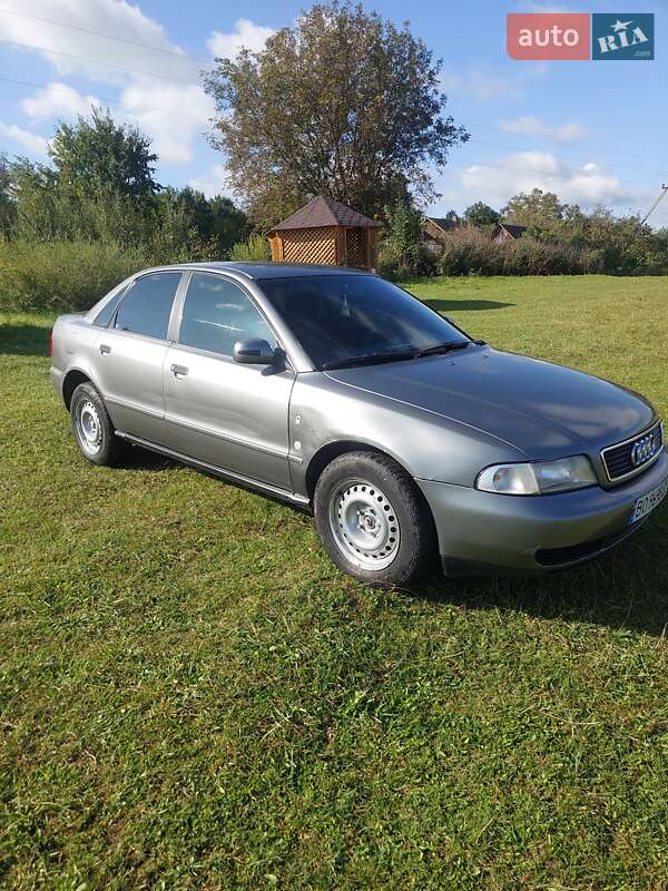 Седан Audi A4 1995 в Остроге