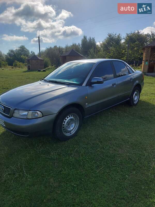 Седан Audi A4 1995 в Остроге