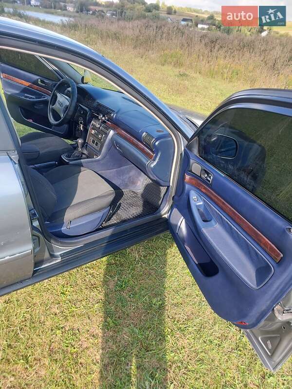 Седан Audi A4 1995 в Остроге