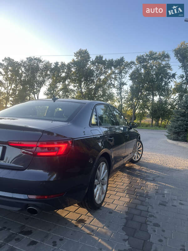 Седан Audi A4 2017 в Львові