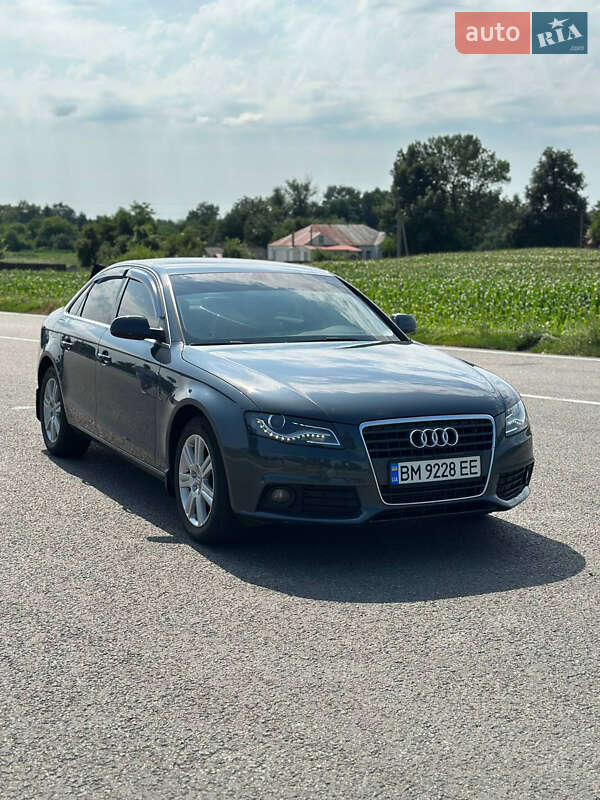Седан Audi A4 2010 в Ромнах