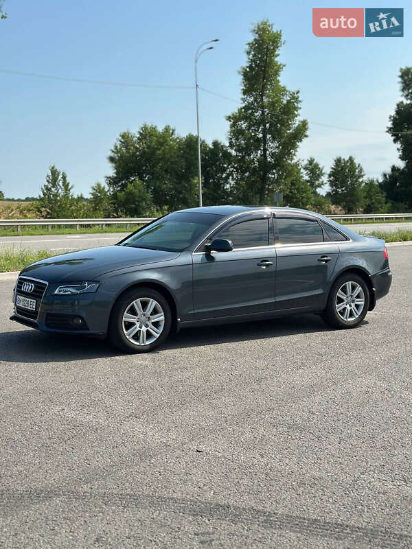 Седан Audi A4 2010 в Ромнах