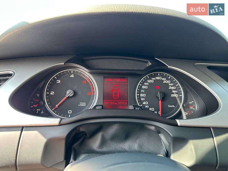 Седан Audi A4 2010 в Ромнах