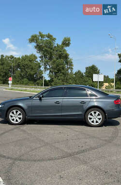 Седан Audi A4 2010 в Ромнах