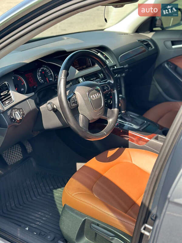 Седан Audi A4 2010 в Ромнах