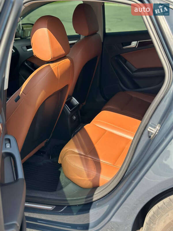 Седан Audi A4 2010 в Ромнах