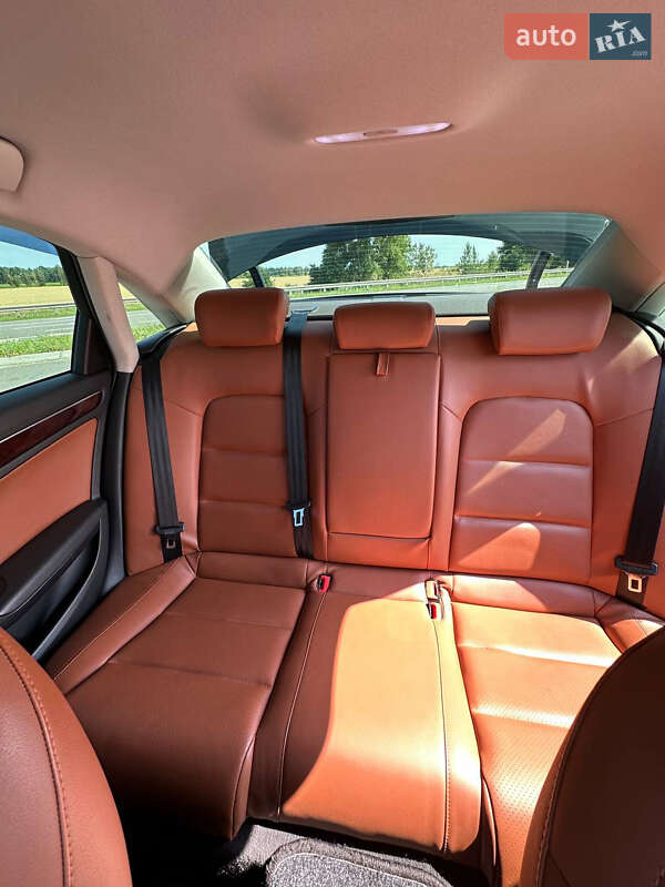 Седан Audi A4 2010 в Ромнах