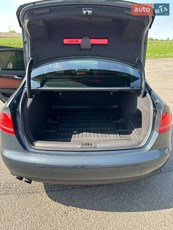 Седан Audi A4 2010 в Ромнах
