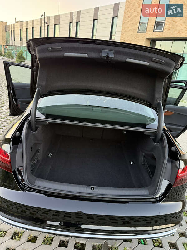 Седан Audi A4 2023 в Хмельницком
