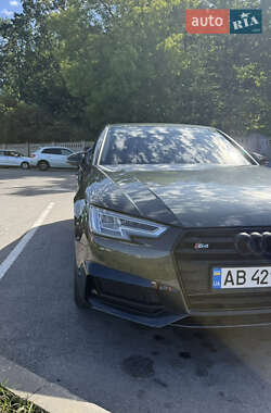 Седан Audi A4 2018 в 