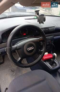 Седан Audi A4 2000 в Гнивани