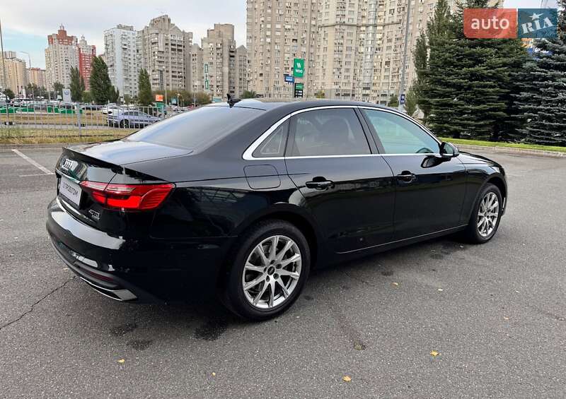Седан Audi A4 2022 в Киеве
