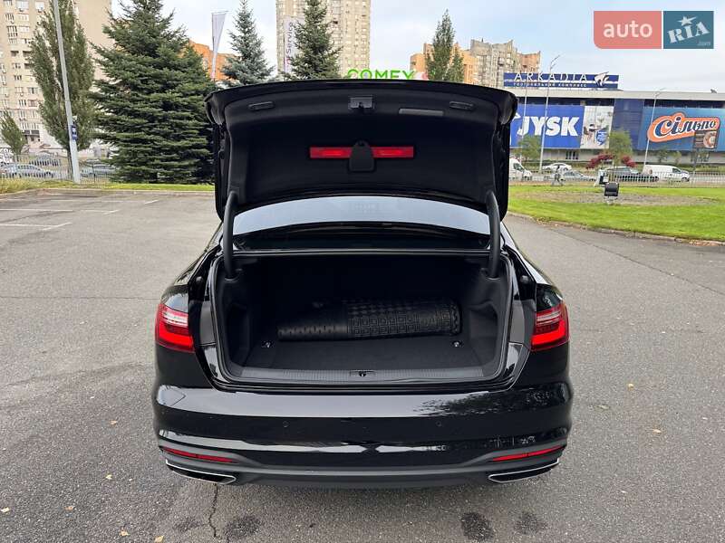 Седан Audi A4 2022 в Киеве