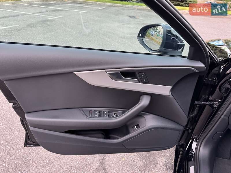 Седан Audi A4 2022 в Киеве