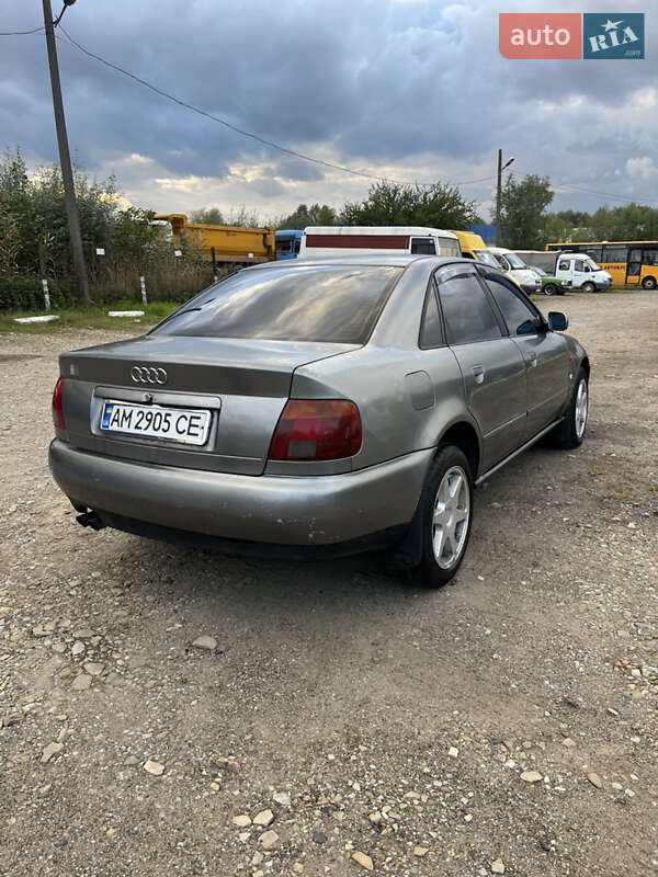 Седан Audi A4 1995 в Дрогобыче